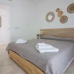 New Stunning Apartment With Parking &Pool!