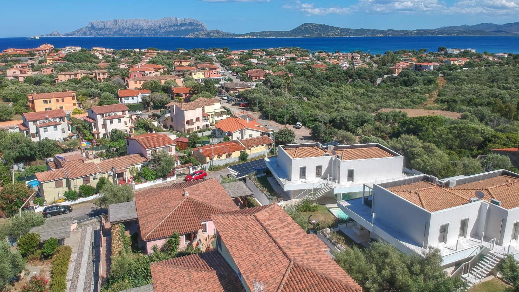 New Stunning Apartment With Parking &Pool! *